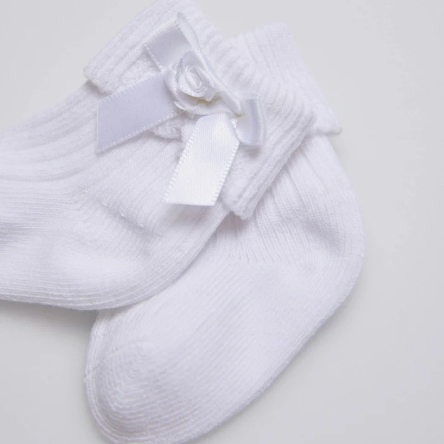 Calcetines canalé con lazo recién nacido blanco Ysabel Mora